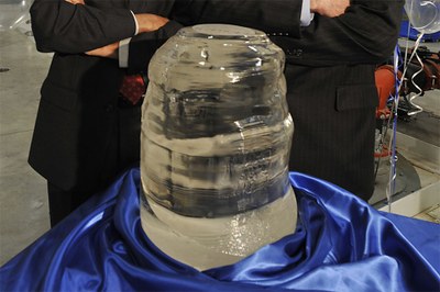 Rubicon Technology's first sapphire boule from the new Batavia, IL facility. (Photo: Business Wire)