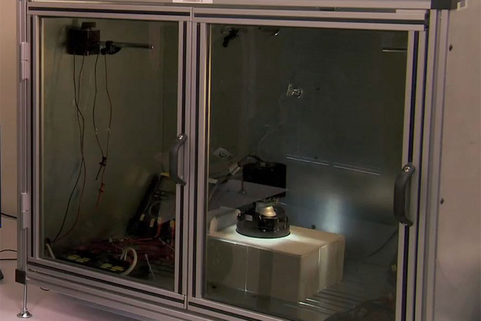 To provide the "Five Year Color Consistency and Lumen Maintenance Warranty", luminaires have to be validated in Xicato's test chamber