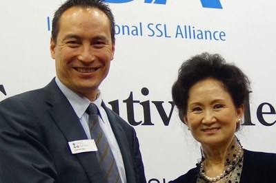 Handshake between Ms. Ling Wu, President of ISA and Carlos Lee, Director General at EPIC