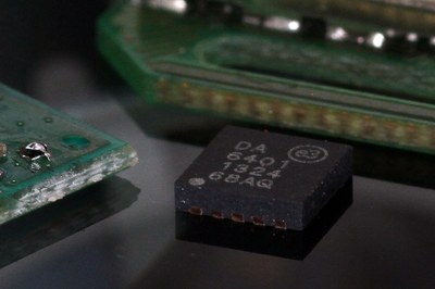 The tiny iW6401 smarteXite LED driver IC supports dimming options with multi-interface solution and multi-stage programming