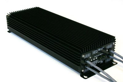 Lumastream´s TRINITY IPC (intelligent power center) delivers up to 243 W total power with up to 12 channels and is designed for remote mounting with Class 2 low voltage wire connections up to 70 meters directly to the LED fixtures. DMX or analog control interfaces allow intelligent control and smooth high quality dimming down to 0.2%