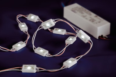 mall modules, brilliant light: The new TALEXXchain CRYSTAL CLASSIC is the perfect lighting solution for your signage products.