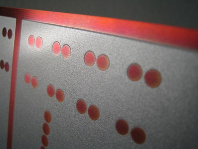 An optical adaptation to aluminium reflectors can been implemented by coating with the silver-grey 2-pack screen printing lacquer FP 2410-1020.