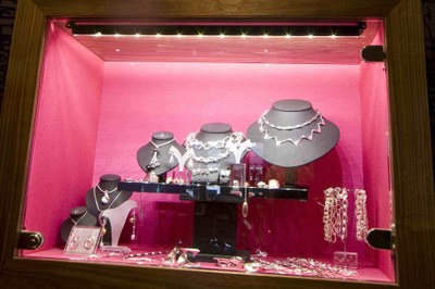 The largest benefits for this jewellery retailer are the quality of light output and the more comfortable store environment thanks to the lack of heat