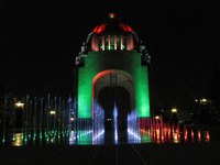 The lighting design is composed with exterior projectors around the four support elements, in the terraces, the dome and the lantern.
