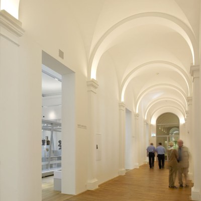 Discreetly built-in special luminaires provide attractive indirect illumination of the corridor ceilings.