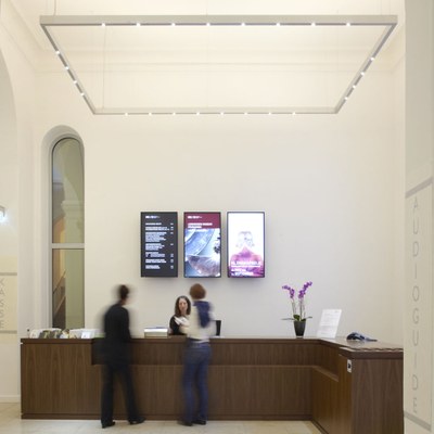The new entrance area of Hamburg’s Museum of Art and Industry welcomes visitors with a friendly atmosphere and facilitates orientation. The suspended Supersystem provides appropriate accent lighting.