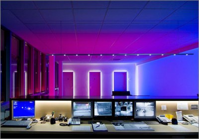 Workspaces can also be lit ergonomically with LEDs, by backlighting monitors, for example. Apart from this, color LEDs can also achieve interesting effects (Source: OSRAM).