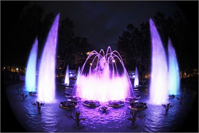 The dramatic illumination of the Perpignan fountain.