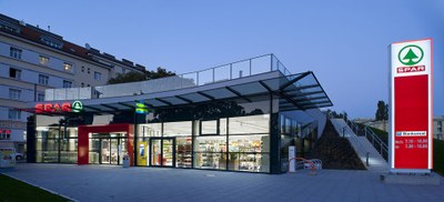 Even from outside, the SPAR supermarket in Vienna presents an ecological appearance: the accessible roof is in stunning contrast to traditional supermarket buildings.