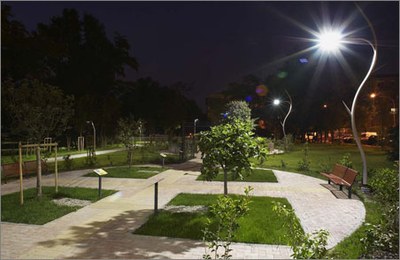 RUUD Lighting: A futuristic designed example of the "The Edge" streetlamp in a park.
