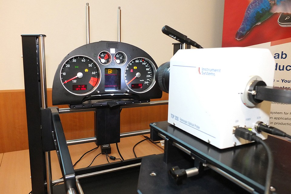 The second demonstration helped to understanding the correct application and opportunities of 2-in-1 or 3-in-1 measurement solutions consisting of a RGB CCD-camera, a spectroradiometer and a photometer