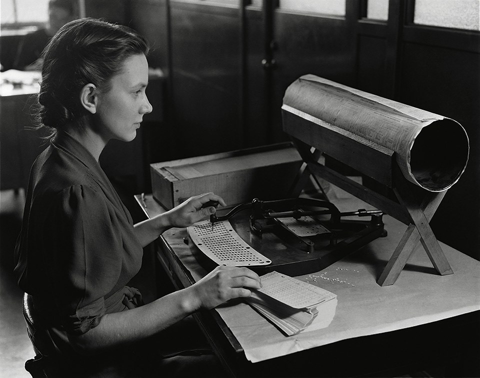 IBM Hollerith 80-character punch cards (Credits: Wikimedia Commons [1])