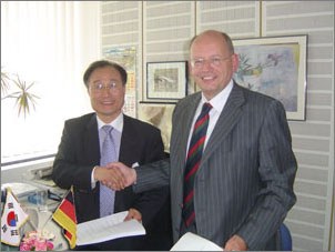 Jae Jo Kim, Executive Vice President of Seoul Semiconductor and Gerd Pokorny, Senior Vice President of OSRAM GmbH signed cross license agreement