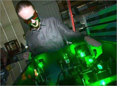 Green laser adjustment to monitor the sporadic blinking of quantum dots.